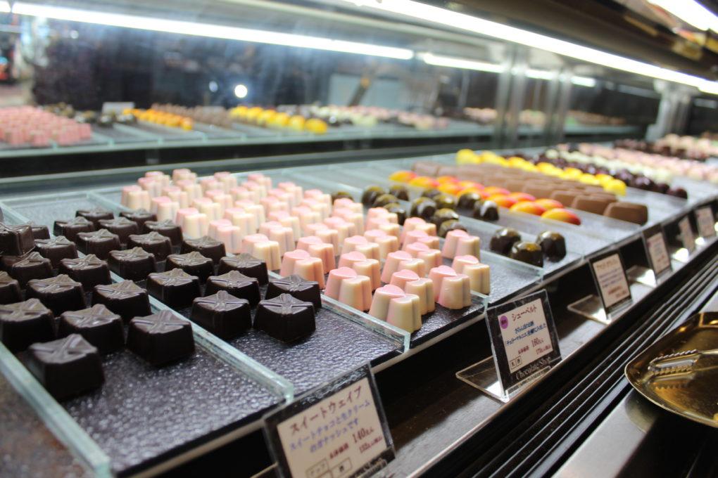 All the best places to satisfy your sweet tooth in Fukuoka, from bean to bar chocolate makers to European chocolatiers! | #japan #travel #asia #foodies #foodie #eat #where #chocolate #craft #beantobar #chocolatier #cacao #cocoa #green #cacaoken #japanese #souvenirs #must #try