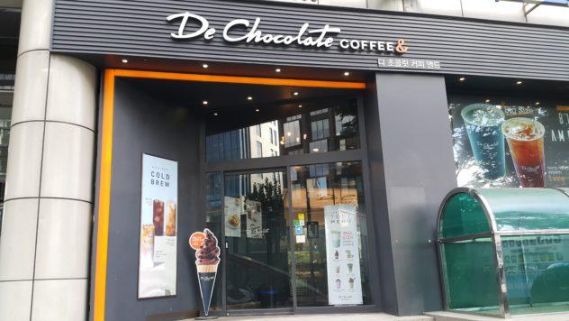 Store front of De Chocolate Coffee.