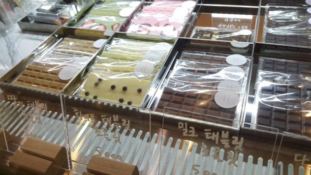 Check out some of the delicious chocolate cafes in Busan, South Korea-- they're all across the city, so you're guaranteed to find one nearby no matter where you go! | #expat #travel #busan #culture #village #chocolate #cacao #cocoa #best #cafes #foodie #foodies #korea #south #eat #cute #seomyeon #haeundae #dala #truffles #bonbons