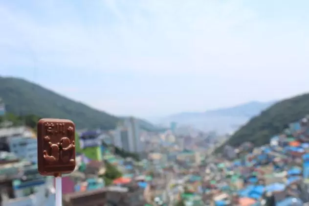 Check out some of the delicious chocolate cafes in Busan, South Korea-- they're all across the city, so you're guaranteed to find one nearby no matter where you go! | #expat #travel #busan #culture #village #chocolate #cacao #cocoa #best #cafes #foodie #foodies #korea #south #eat #cute #seomyeon #haeundae #dala #truffles #bonbons