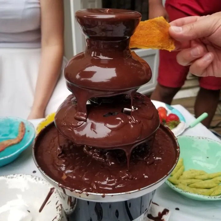 Easy Chocolate Fountain Recipe (With Cream or Oil)