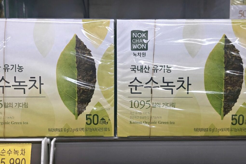 Nok-cha packets in a box.