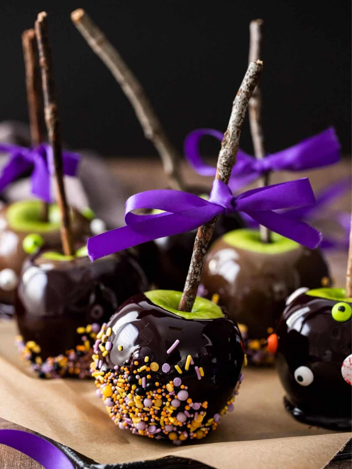 Halloween Candy Apples decorated with spooky designs, ideal for festive parties and Halloween dessert ideas.