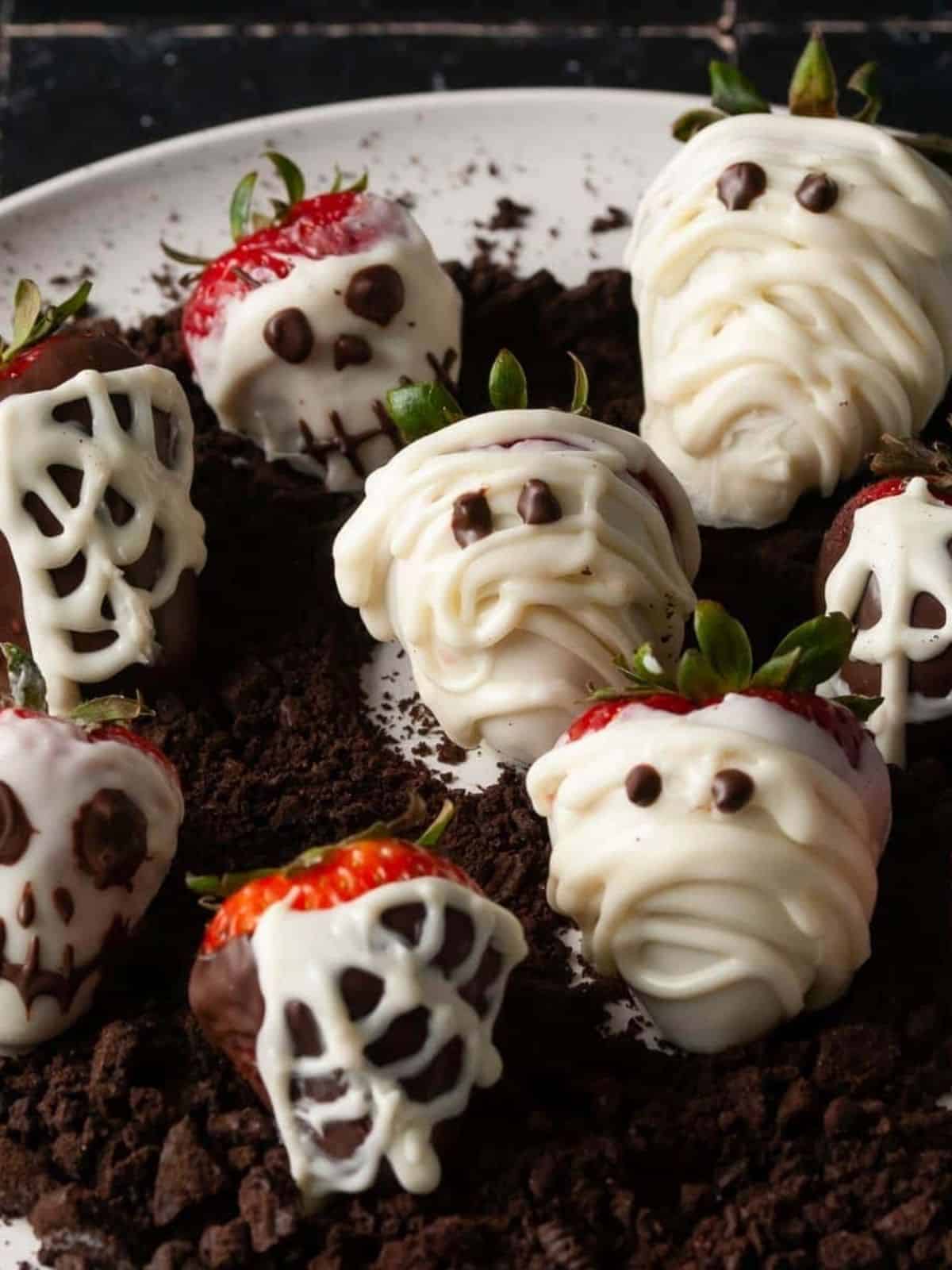 Halloween themed chocolate covered strawberries. 