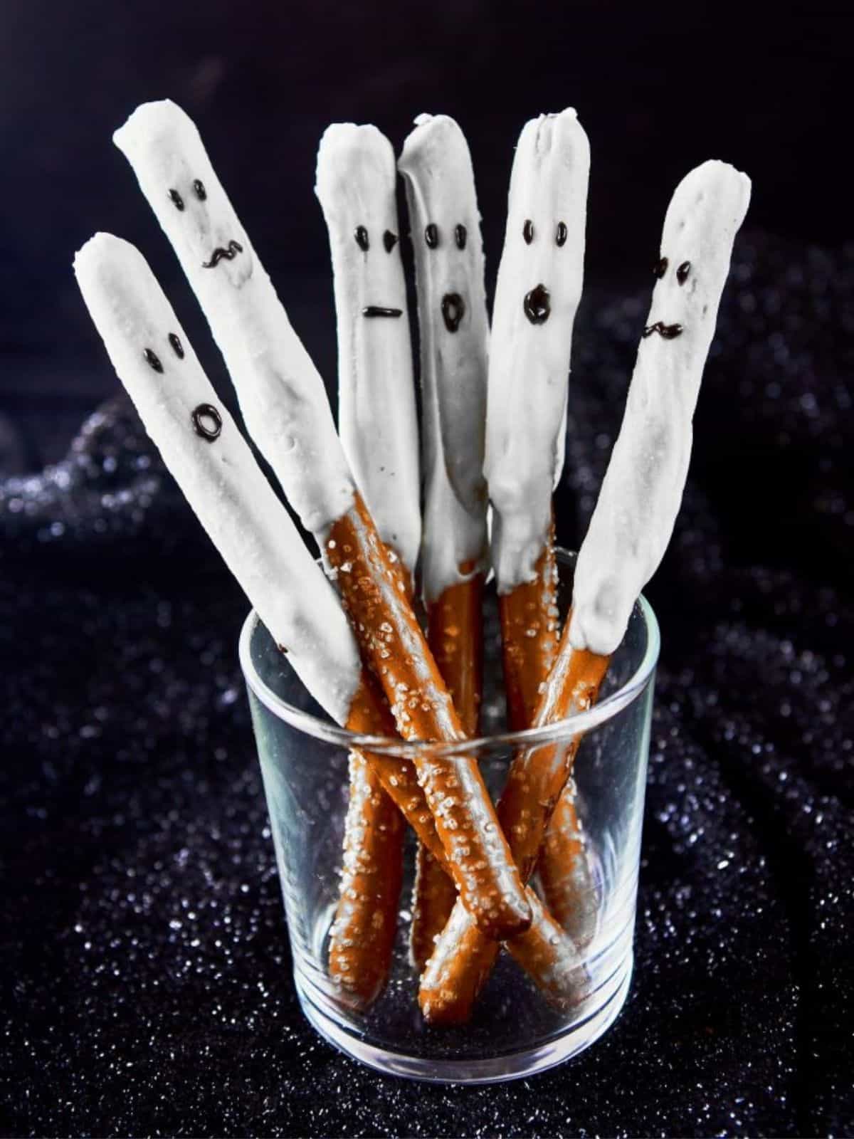 Ghost themed Halloween pretzel rods.