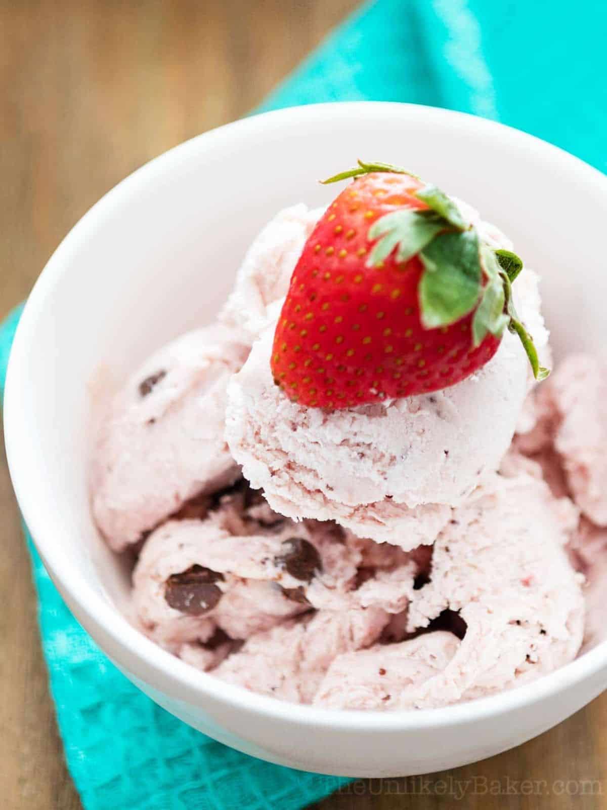 Red-Dessert-Chocolate-Strawberry-Ice-Cream