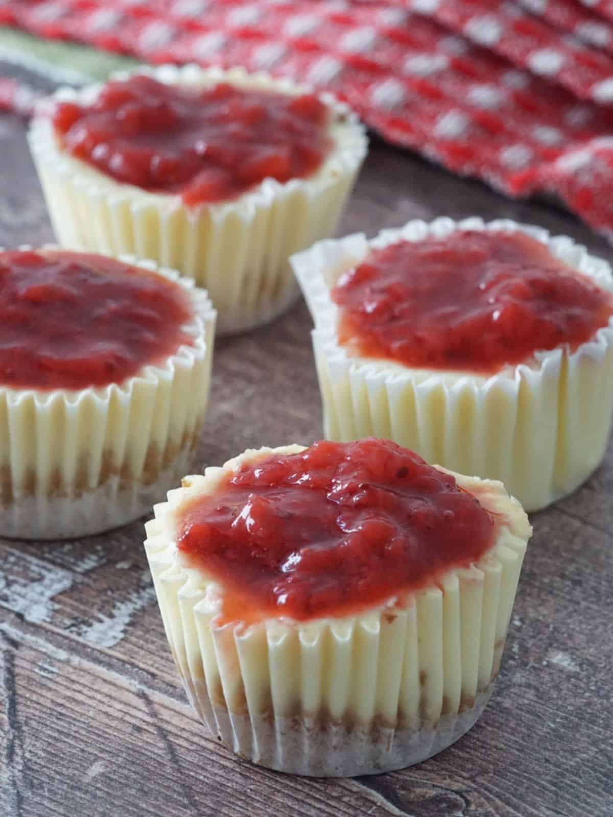 Red-Dessert-Keto-Strawberry-Cheesecake-Bites