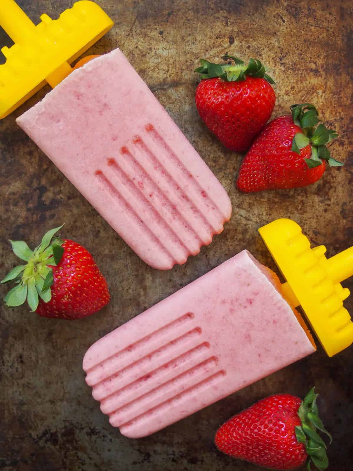 paletas de fresa con crema: a Mexican strawberry popsicles made with only three ingredients.