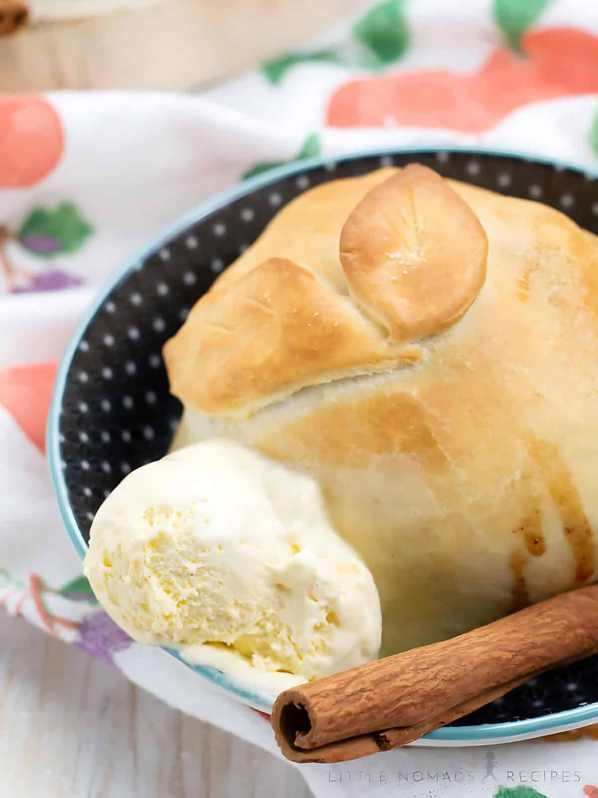 A bowl of apple turnover.
